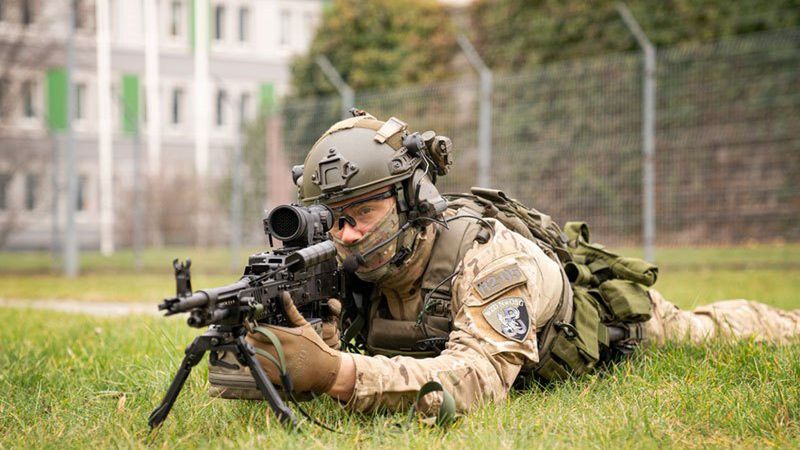 Operator straży Granicznej wraz z karabinem maszynowym UKM 2020S.