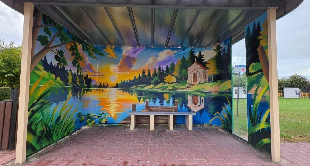 Mural na przystanku 