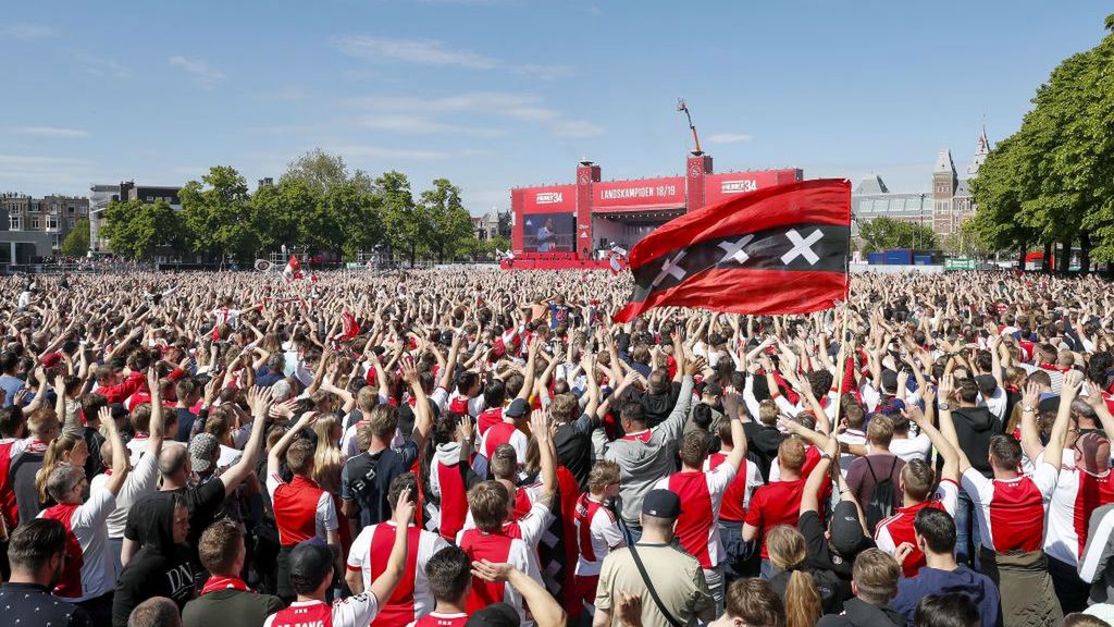 Getty Images / VI Images / Na zdjęciu: kibice Ajaksu Amsterdam podczas świętowania mistrzostwa Holandii