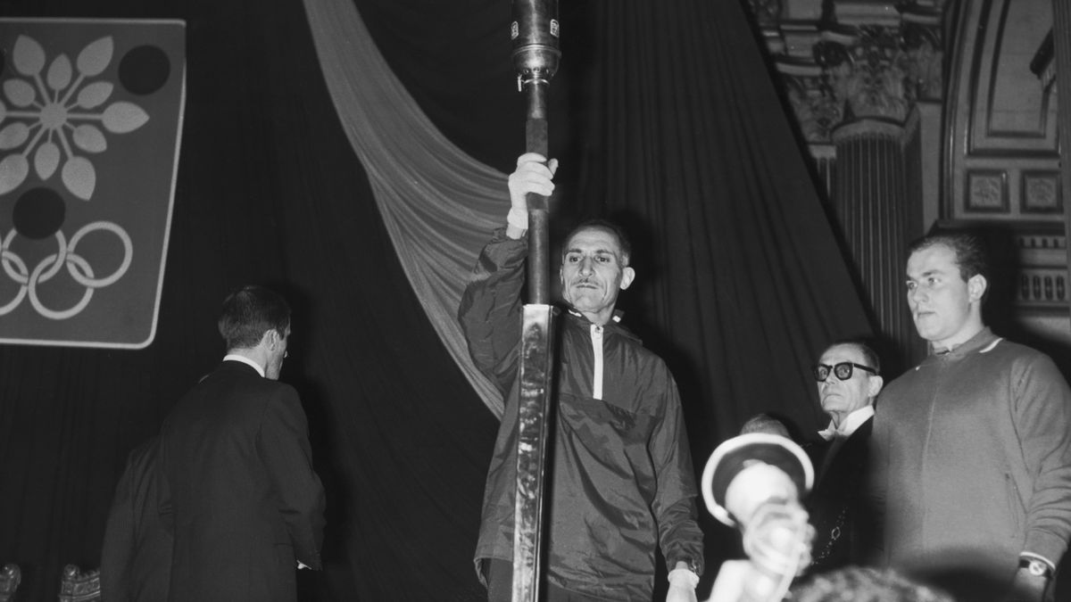 Alain Mimoun z olimpijską pochodnią z 1968 roku