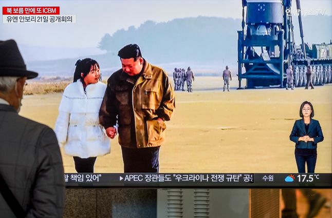 Przywódca Korei, Kim Dzong Un, na tle pocisku Hwasong-17