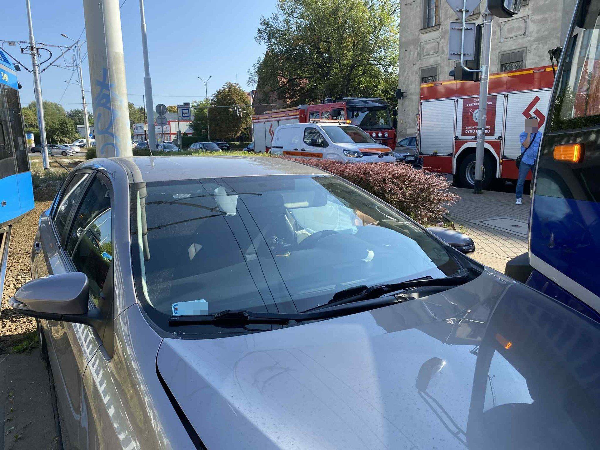 Wypadek samochodu z tramwajem.