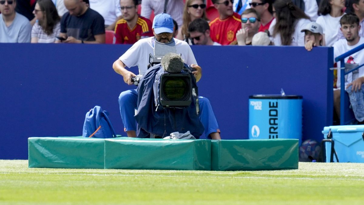 Zdjęcie okładkowe artykułu: Getty Images / DeFodi Images  / Na zdjęciu: operator kamery