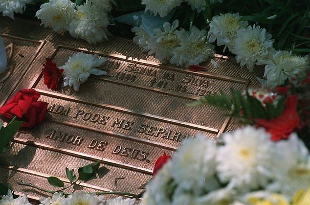 "Nic nie oddzieli mnie od miłości Boga" - brzmi epitafium na nagrobku Senny (fot. Getty Images)