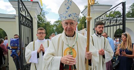 Koronawirus w Polsce. Więcej wiernych w kościołach? Abp Gądecki proponuje rozwiązanie