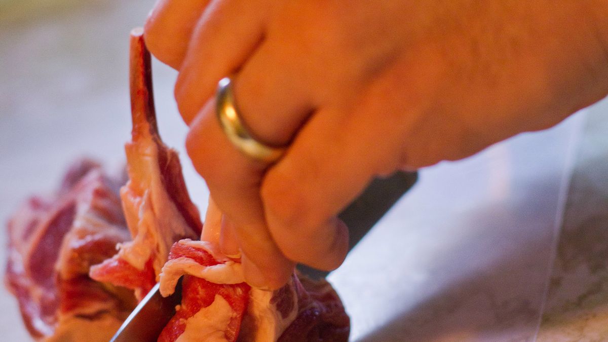 Surowy kotlet z polędwicy jagnięcej bez kości (samo mięso)