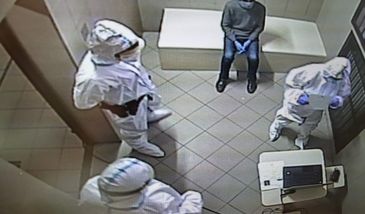 Koronawirus. Chciał wsiąść do samolotu z pozytywnym wynikiem testu. Został aresztowany