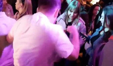 Warszawa. Tłumy "surferów trzeciej fali" na imprezie w "Basenie Piwnym". Film masowo udostępniany