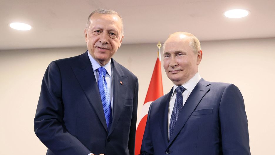 Russian and Turkish Presidents meet in Tehran
epa10080223 Turkish President Recep Tayyip Erdogan (L) and Russian President Vladimir Putin (R) shake hands during a meeting in Tehran, Iran, 19 July 2022. Russian President is on a working visit in Iran to take part in a summit grouping leaders of Iran, Turkey, and Russia and to have bilateral meetings with the leaders of Iran and Turkey.  EPA/SERGEI SAVOSTYANOV / KREMLIN POOL / SPUTNIK / POOL MANDATORY CREDIT 
Dostawca: PAP/EPA.
SERGEI SAVOSTYANOV / KREMLIN POOL / SPUTNIK / POOL