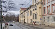Mężczyzna podpalił się przed kurią. Chwilę przed zdążył namalować napis