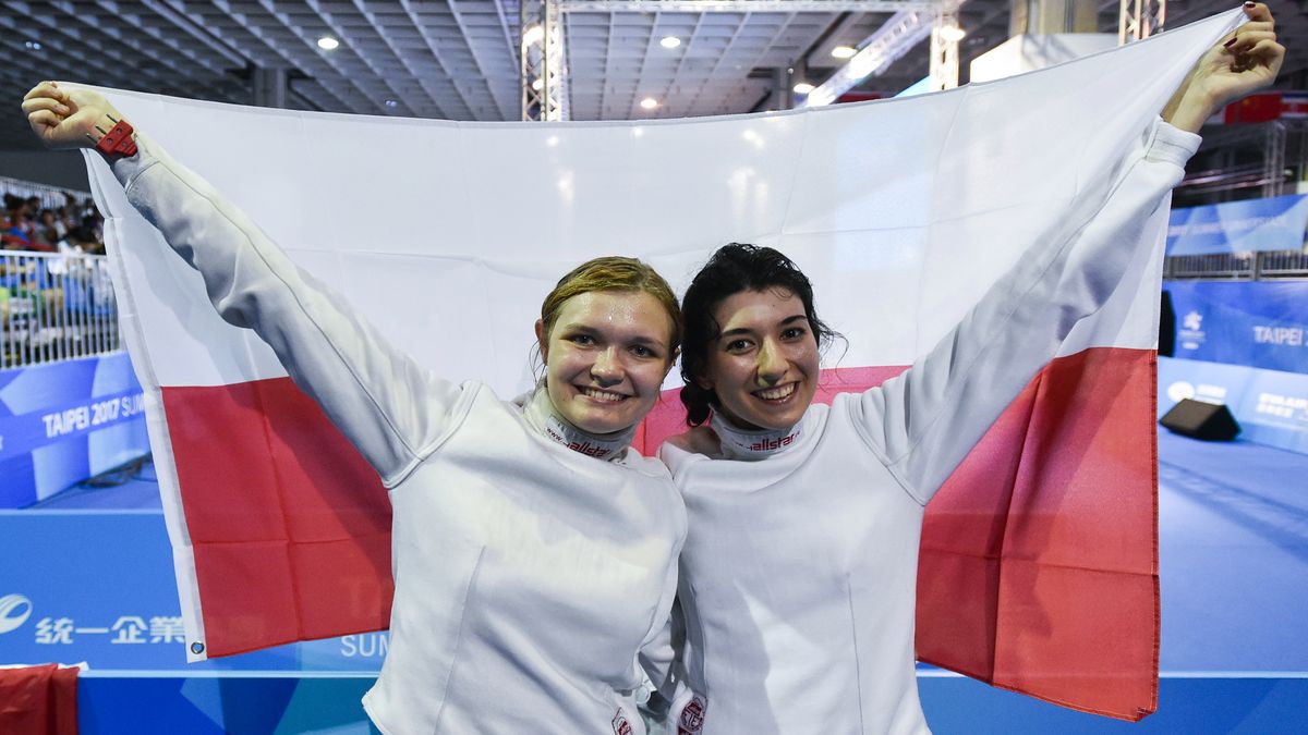 Aleksandra Zamachowska i Kamila Pytka cieszą się ze złotego i srebrnego medalu Uniwersjady w Tajpej