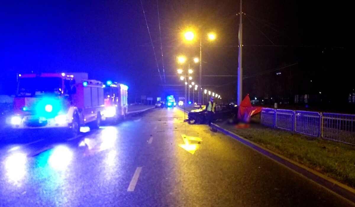 Samochód owinięty na słupie na ul. Jana Pawła II w Lublinie
