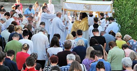 Incydent na procesji Bożego Ciała. Wjechał samochodem w tłum