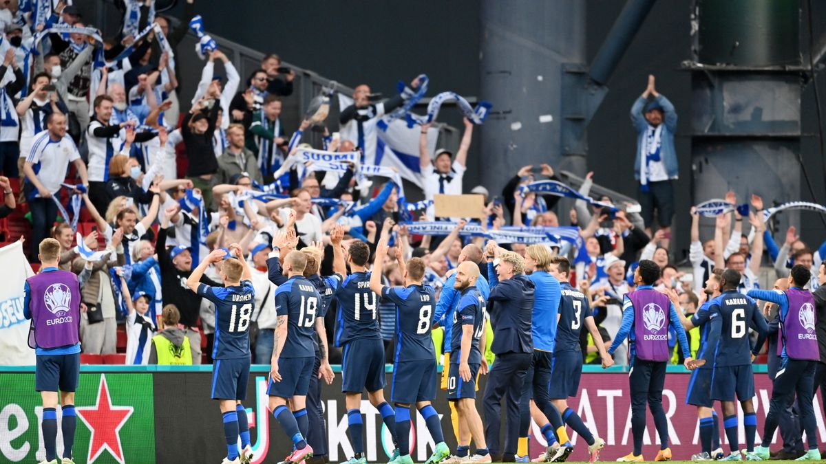 piłkarze reprezentacji Finlandii dziękują swoim kibicom