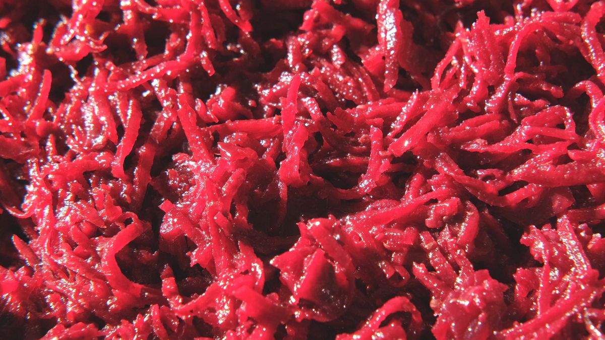 Buraki można spożywać na surowo, choć niewielu je ceni w tej wersji. Często wybieramy sok z buraków, buraki pieczone lub suszone