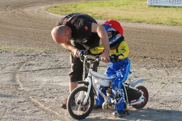 Ken z synem. I prawdopodobnie najmniejszy żużlowy motorek jaki kiedykolwiek powstał.