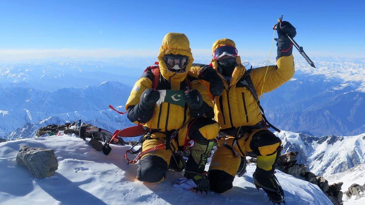 AFP / AFP PHOTO/MARIANNA ZANATTA SPORTS MARKETING MANAGEMENT / Simone Moro (z prawej) oraz Ali Sadpara na szczycie Nanga Parbat - 26.02.2016.