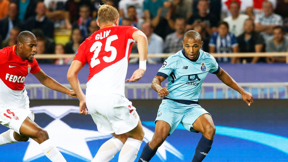 PAP/EPA / SEBASTIEN NOGIER / Kamil Glik i Yacine Brahimi w meczu AS Monaco - FC Porto w Lidze Mistrzów