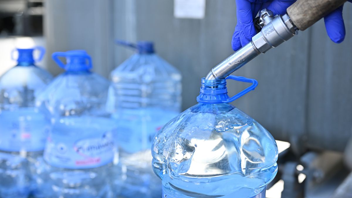 Rozdawanie wody butelkowanej
Otwock, 04.04.2025. �o�nierze WOT podczas rozdawania wody butelkowanej w Otwocku, 4 bm. Po awarii wodoci�gu woda jest niezdatna do picia i do cel�w sanitarnych. (ad) PAP/Przemys�aw Pi�tkowski
Przemys�aw Pi�tkowski
awaria wodoci�gu, rozdawanie, woda, wody, awaria, butelkowana, dystrybucja, ska�enie, ska�ona, baniaki ba�ki, beczkow�z