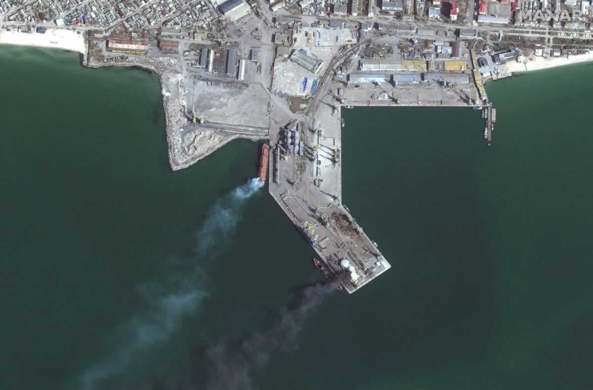 W porcie w Berdiańsku zniszczono rosyjski okręt desantowy "Saratow" 