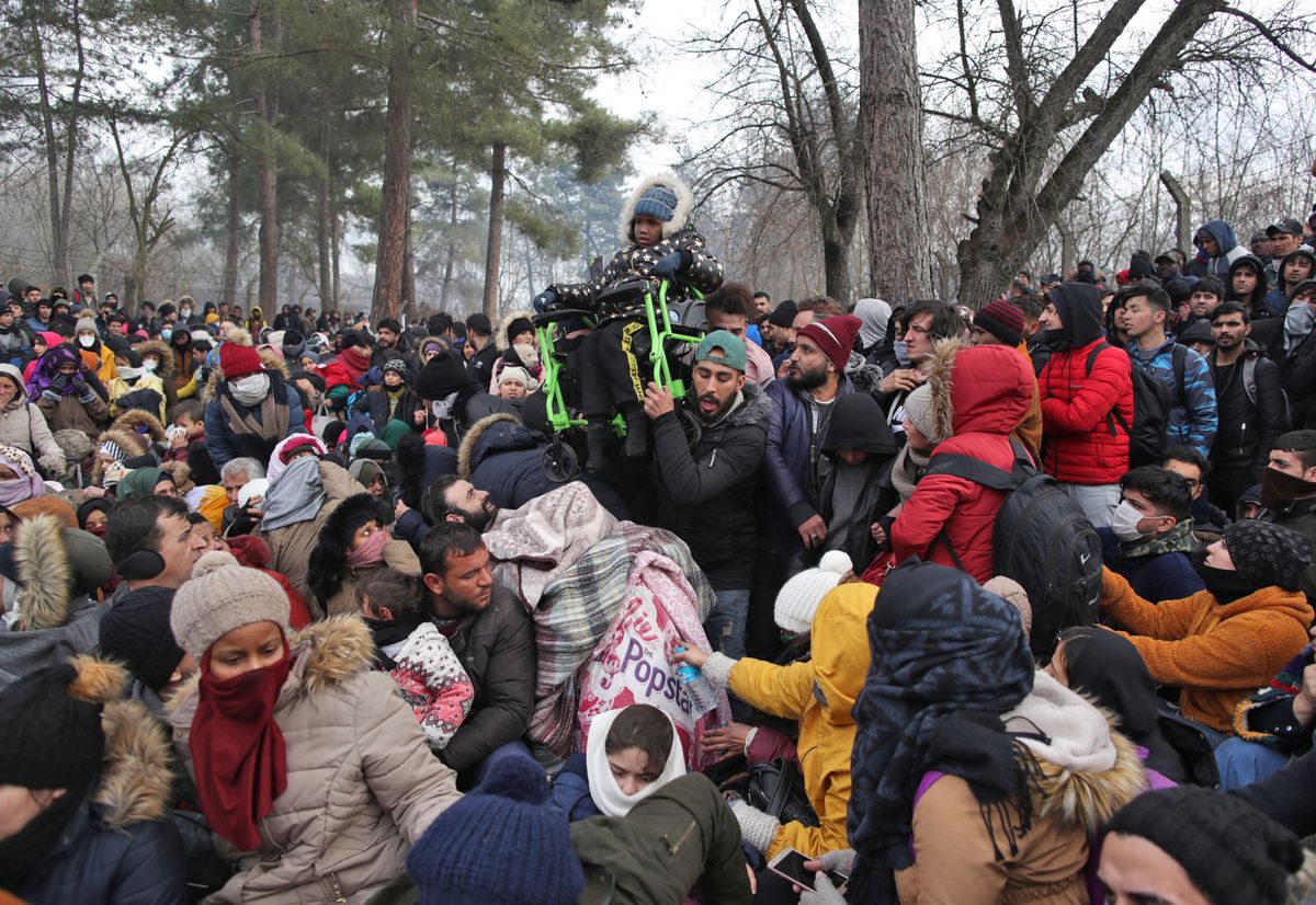 Turcja otworzyła granicę. Tysiące uchodźców z Syrii chcą przedrzeć się do Grecji. Frontex wysyła posiłki