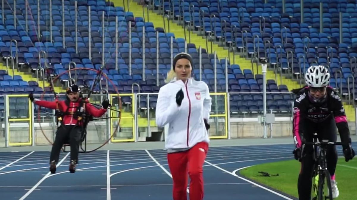Zdjęcie okładkowe artykułu: YouTube / Inspire Team / Na zdjęciu: Justyna Święty-Ersetic (w środku) ściga się z motoparalotniarzem i kolarką na Stadionie Śląskim w Chorzowie