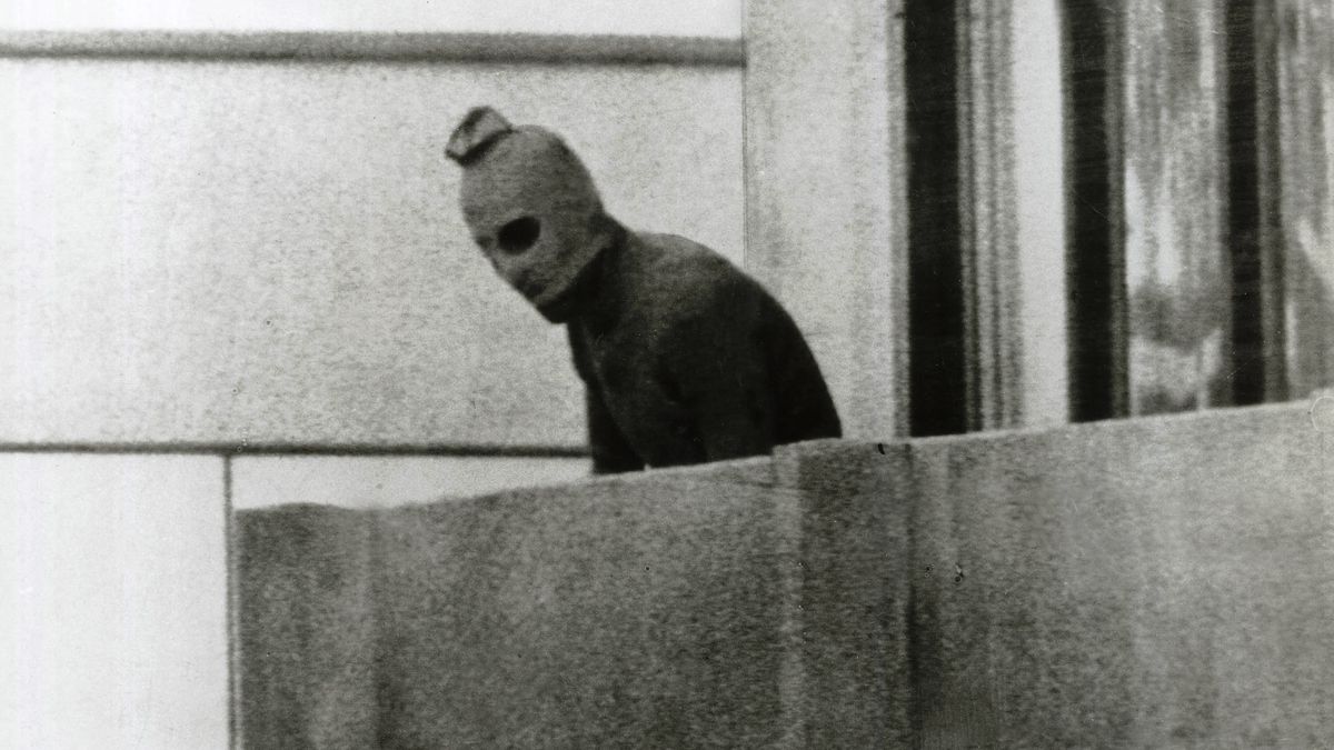 Jeden z zamachowców w budynku na terenie wioski olimpijskiej w Monachium