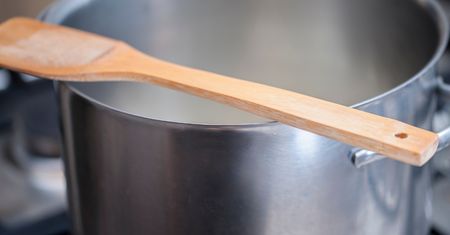 Zawsze zastanawiałam się, dlaczego babcia kładzie drewnianą łyżkę na garnku. Teraz wiem i robię to samo