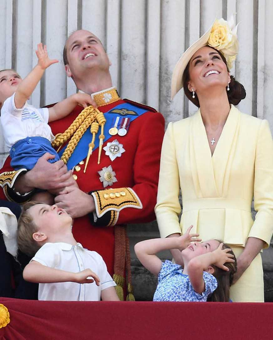 Książę Louis pierwszy raz pojawił się na słynnym balkonie z całą rodziną królewską!