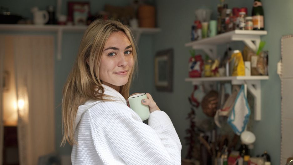 blond dziewczyna w kuchni