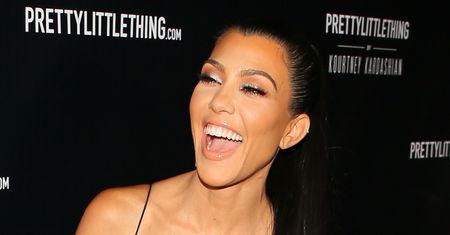 Kourtney Kardashian pozuje w BARDZO SKĄPYM bikini na wakacjach z Travisem Barkerem (FOTO)