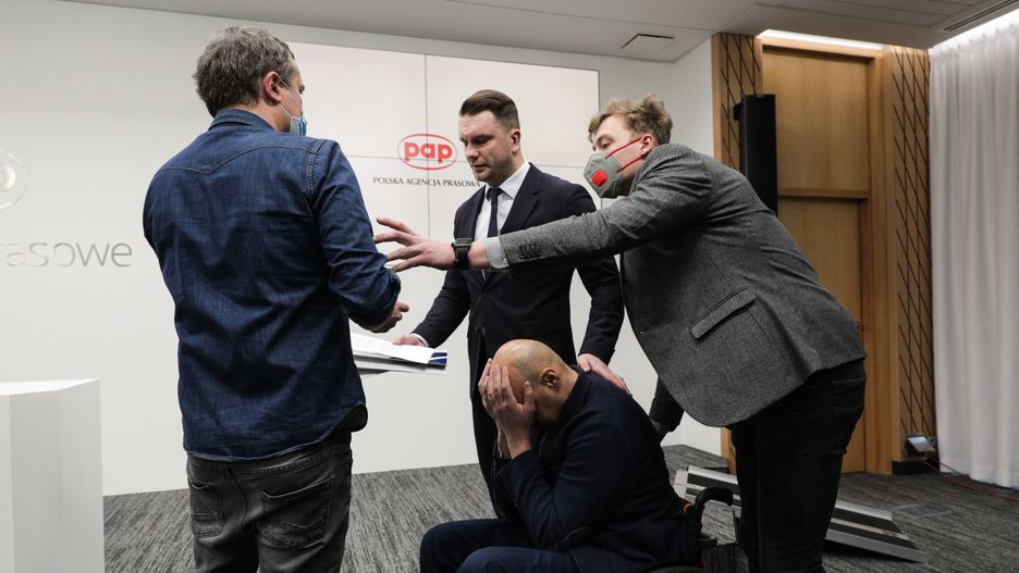 Afera Łukasza Mejzy. Wiceminister ucieka przed dziennikarzem, który ujawnił aferę 