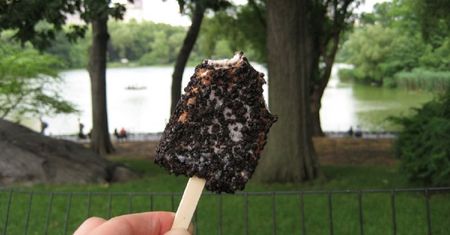 Ten przepis to hit TikToka. Lody oreo z 3 składników