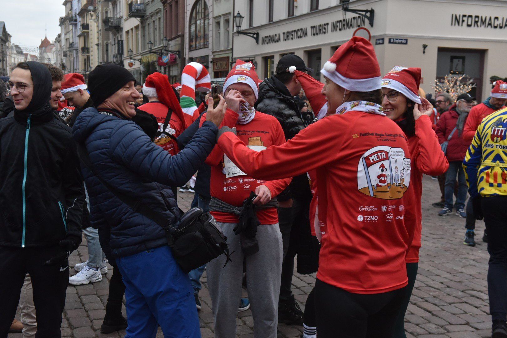 Bieg Świętych Mikołajów w Toruniu wystartował z centrum miasta
