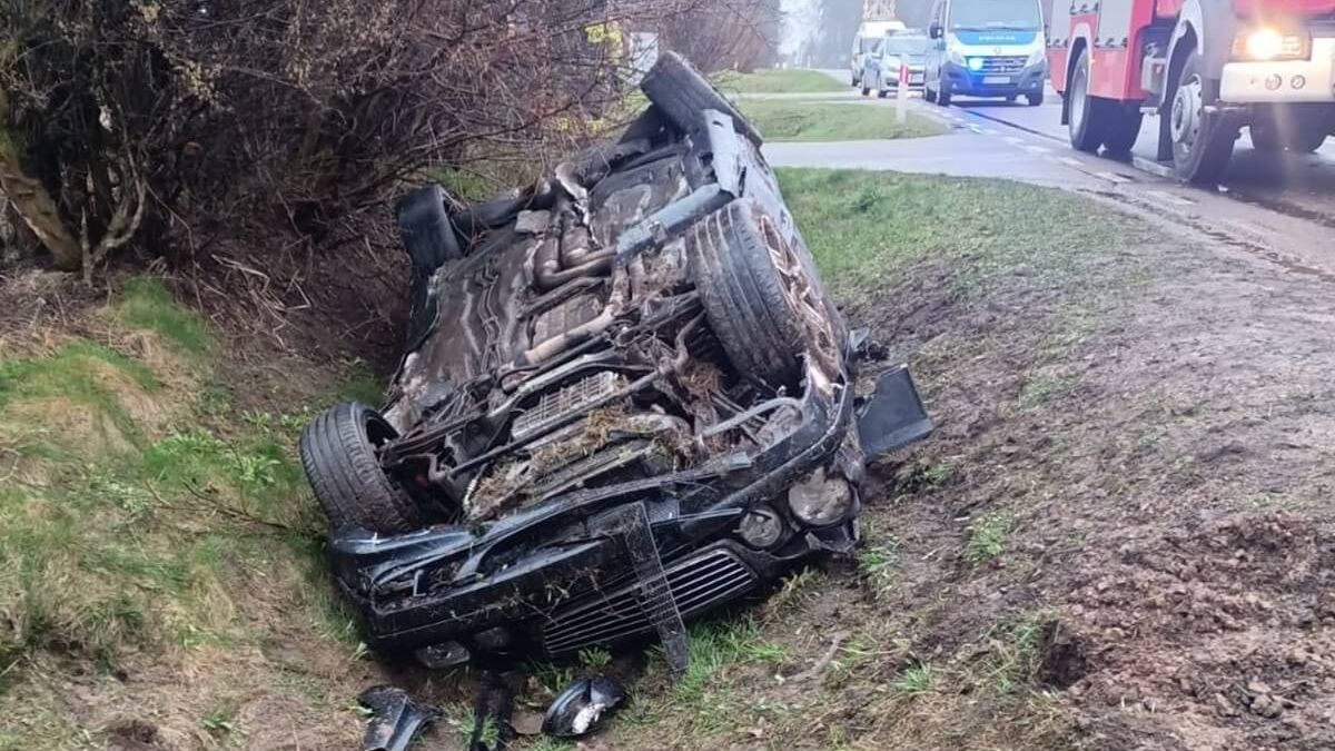 Żakowola Radzyńska. Mercedes uderzył w betonowy przepust, po czym dachował
