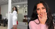 Kim Kardashian znowu nieudolnie przerobiła zdjęcie. Zdradziło ją odbicie: "Lustereczko powiedz przecie, kto sphotoshopował sobie tyłek"