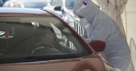 Kto musi iść na kwarantannę? Niedawno zasady się zmieniły. "Nie możemy zamykać wszystkich"