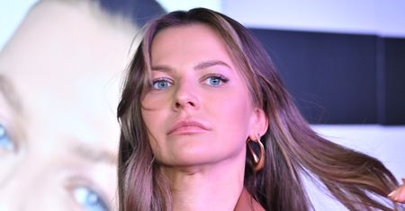 Internauci zarzucają Annie Lewandowskiej RETUSZOWANIE zdjęć. "Po co te nogi wydłużać?". Odpowiedziała!