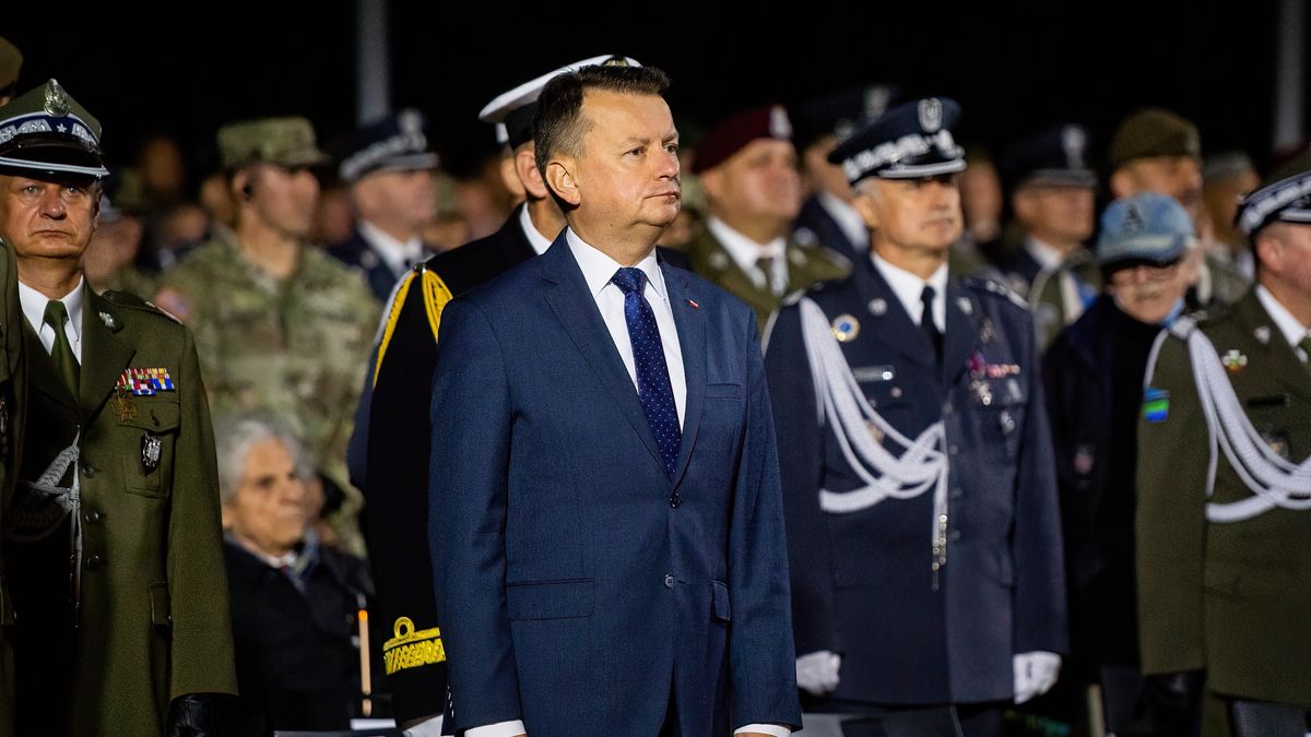 Na zdjęciu Mariusz Błaszczak na tle wojskowych