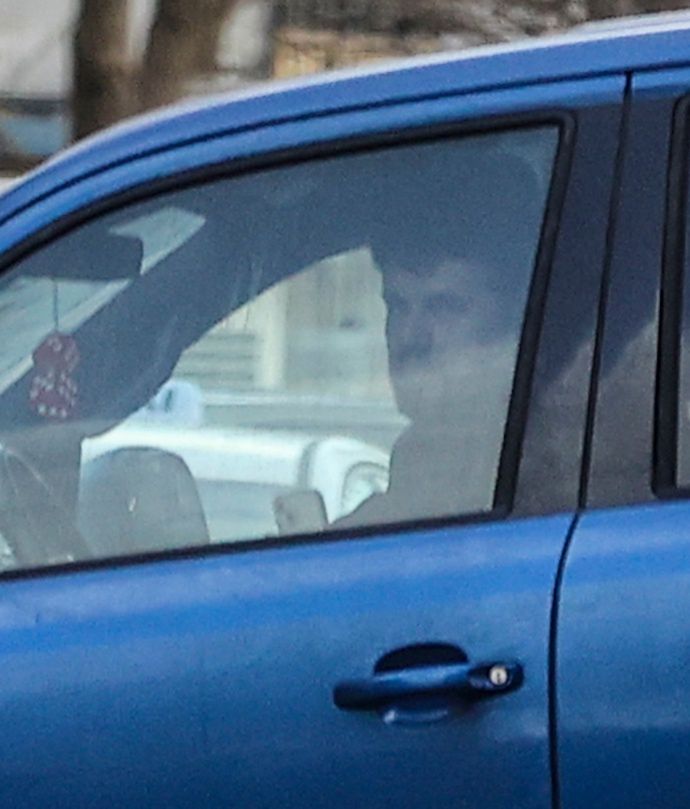 Joanna Opozda na wyjściu ze znajomymi, gdy Antek Królikowski czeka pod blokiem