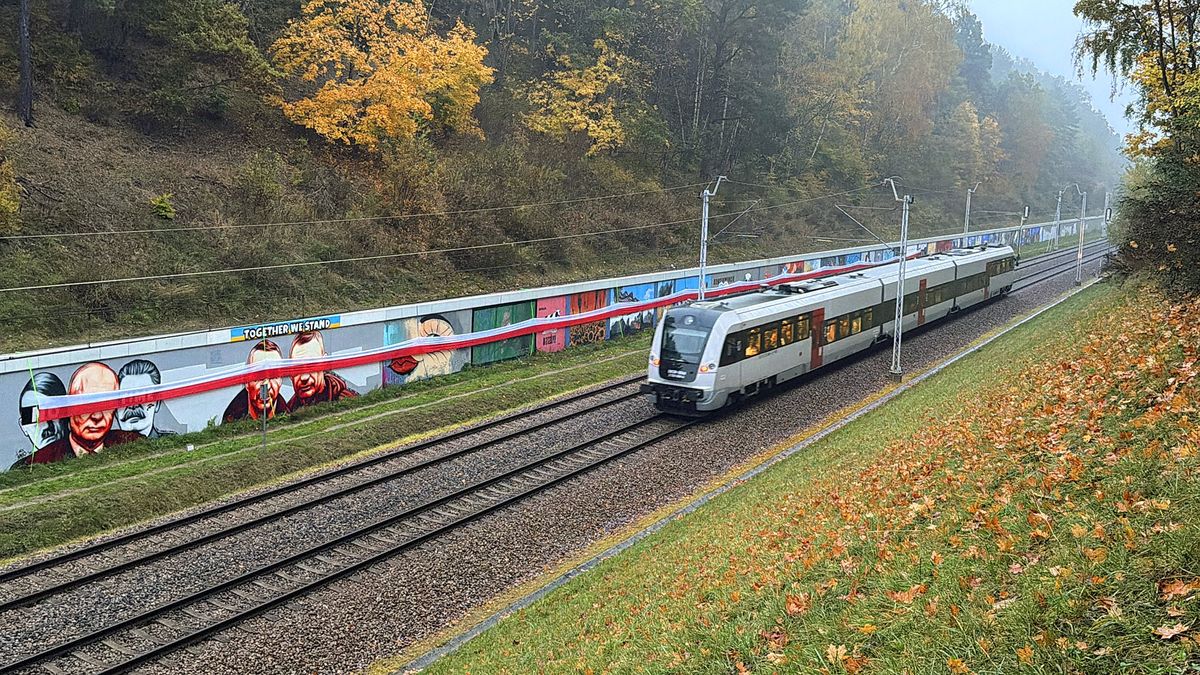  Dwie osoby zasłoniły murale w Gdańsku-Jasieniu biało-czerwoną wstęgą