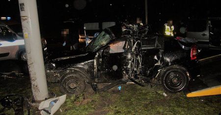 Wpadł w poślizg, opel rozbił się na słupie. Nie żyje kierowca i pasażer
