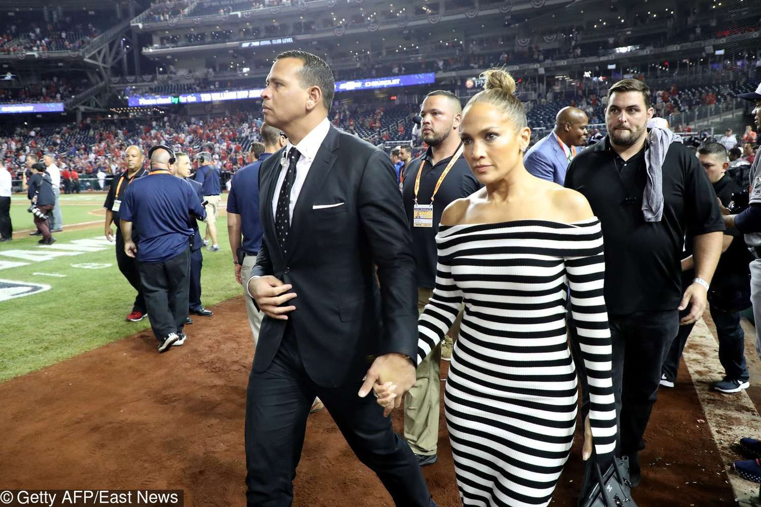 Jennifer Lopez w sukience w biało-czarne pasy i Alex Rodriguez na randce
