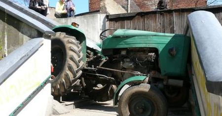Traktor zaklinował się na schodach