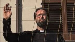 Zawieszony trener przebrał się za księdza. Tak oglądał mecz