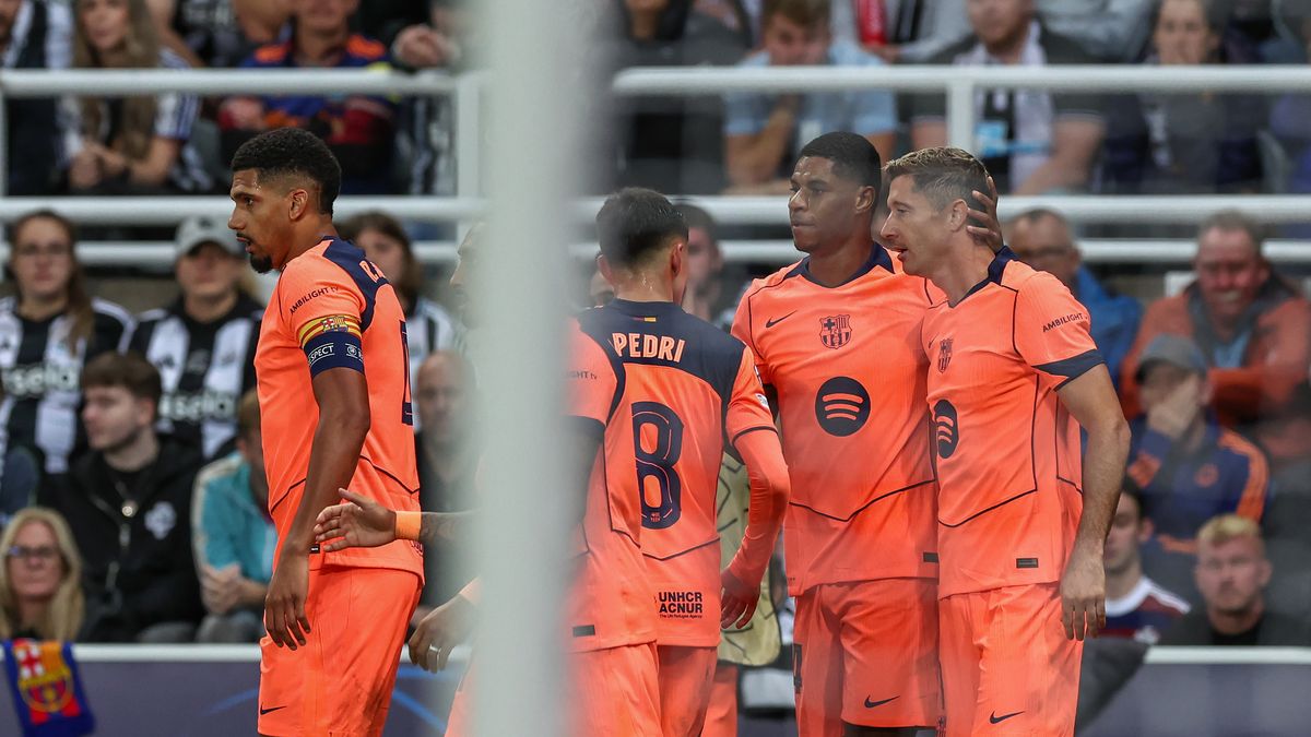 Getty Images / Lee Parker - CameraSport / Na zdjęciu: piłkarze FC Barcelony