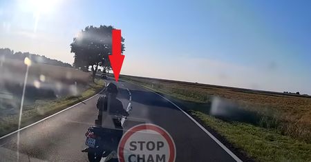 Szeryf na motocyklu. Nagranie podbija internet