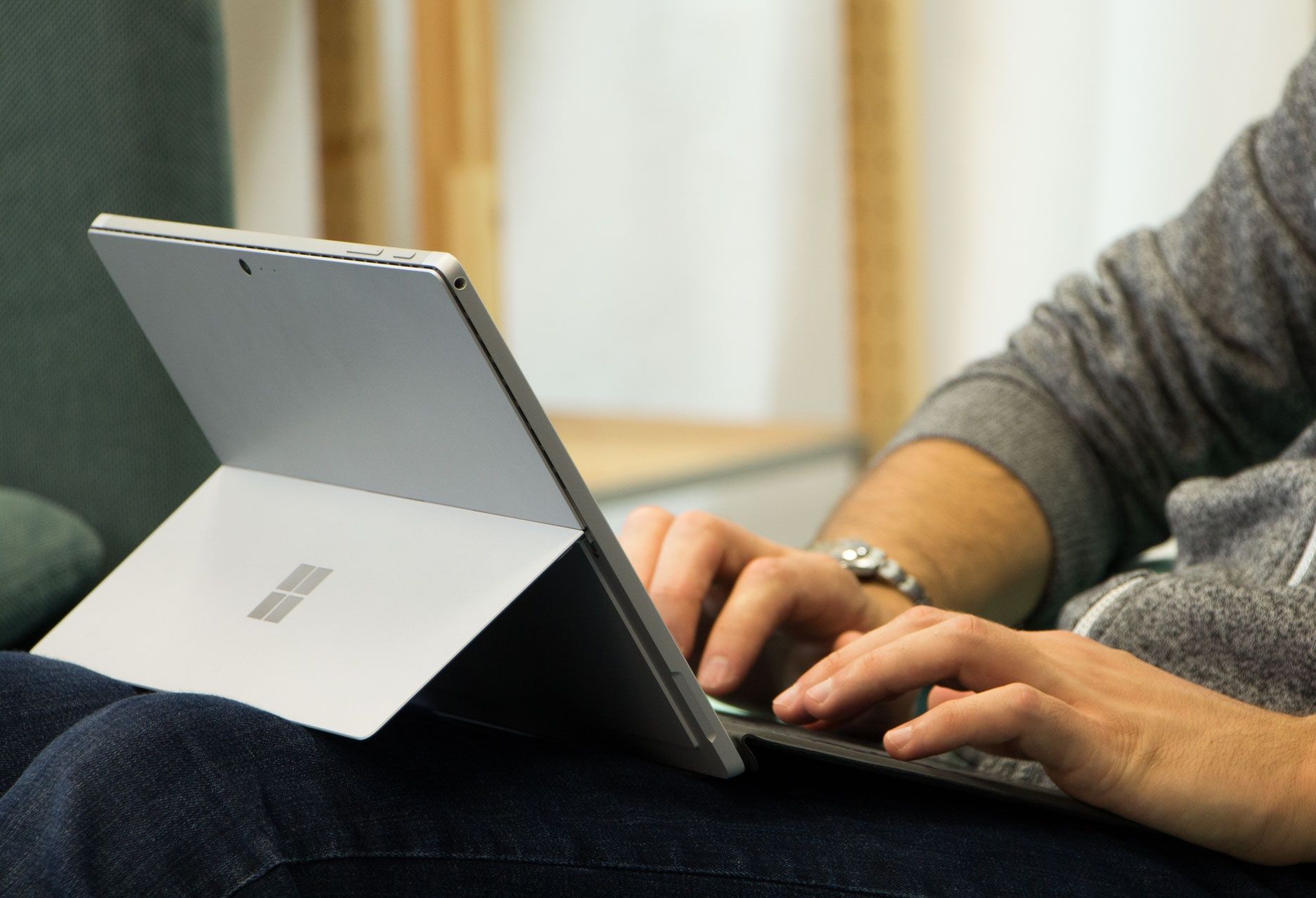 Microsoft Surface Pro na kolanach
