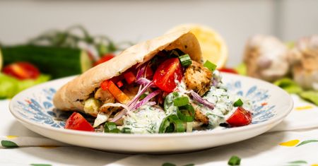 Pita, kurczak i tzatziki. Ten obiad smakuje jak wakacje w Grecji