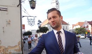Poseł Kamil Bortniczuk w trakcie swojej kampanii parlamentarnej zużył trzy pary butów.